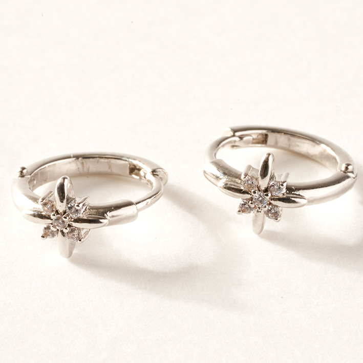 Créoles Argentées Fleur Cristalline – Raffinement Étincelant – Aimia