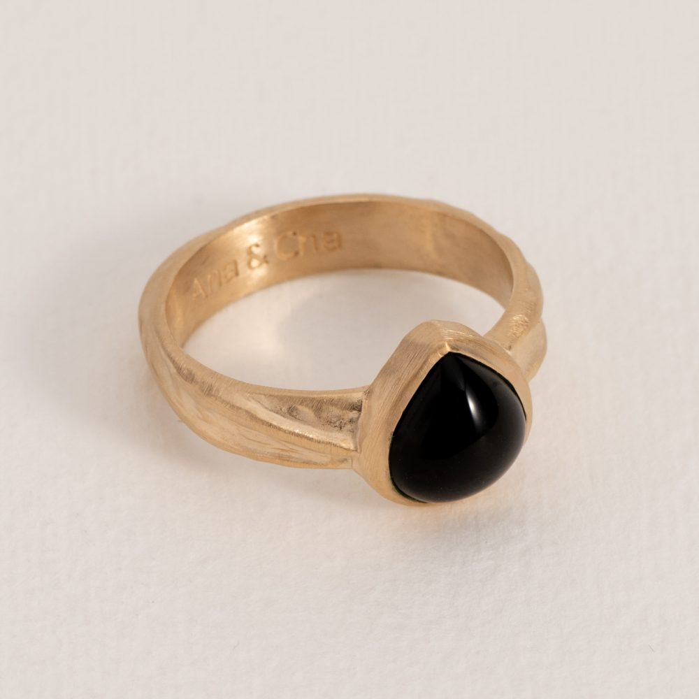 bague-goutte-en-plaque-or-pierre-noire-elegance-brute
