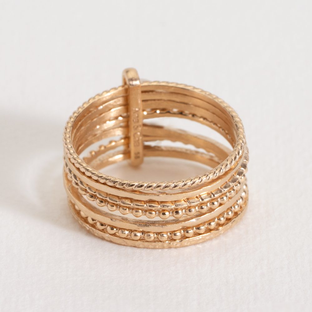 bague-multi-rangs-en-plaque-or-elegance-et-modernite