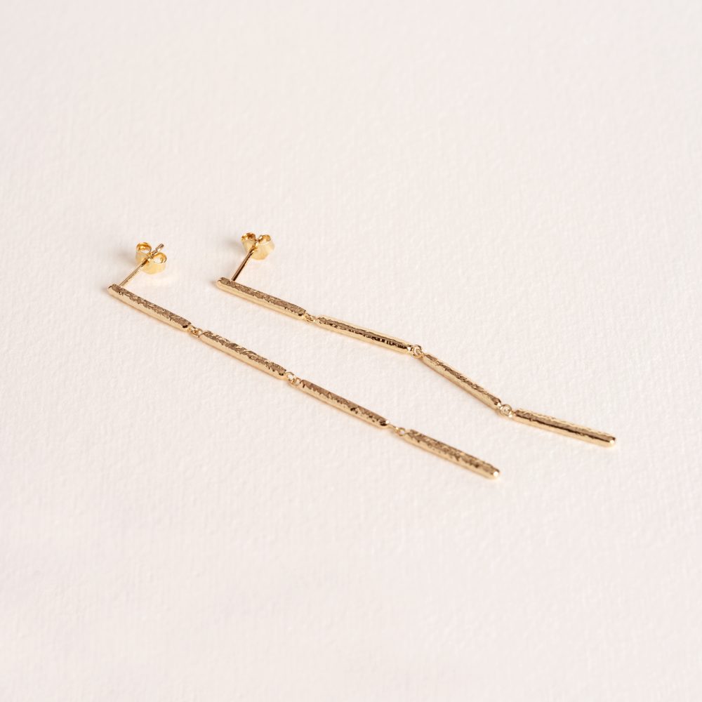 boucles-doreilles-pendantes-barres-martelees-en-plaque-or-chic-minimaliste