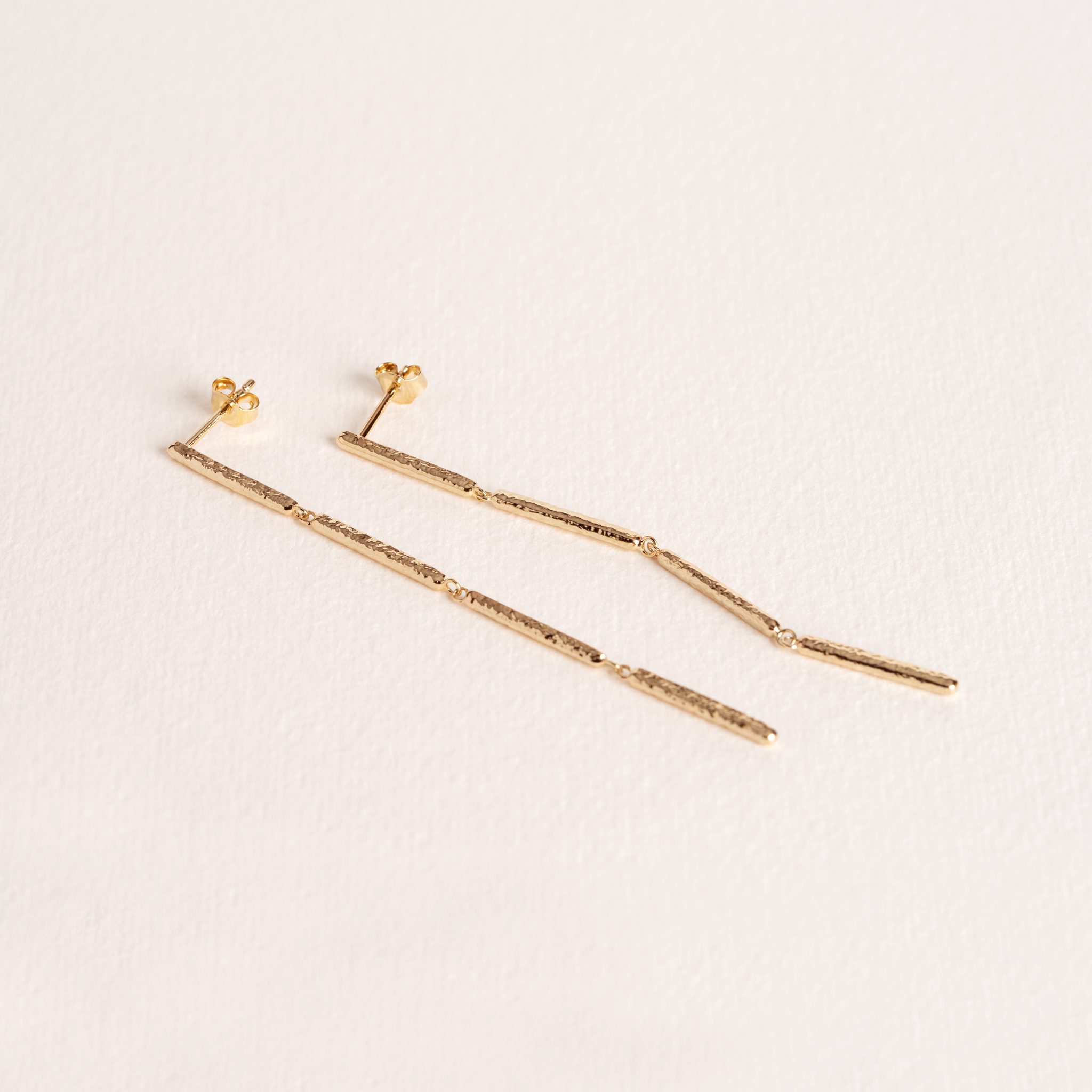 Boucles d’oreilles pendantes barres martelées en plaqué or – Chic minimaliste