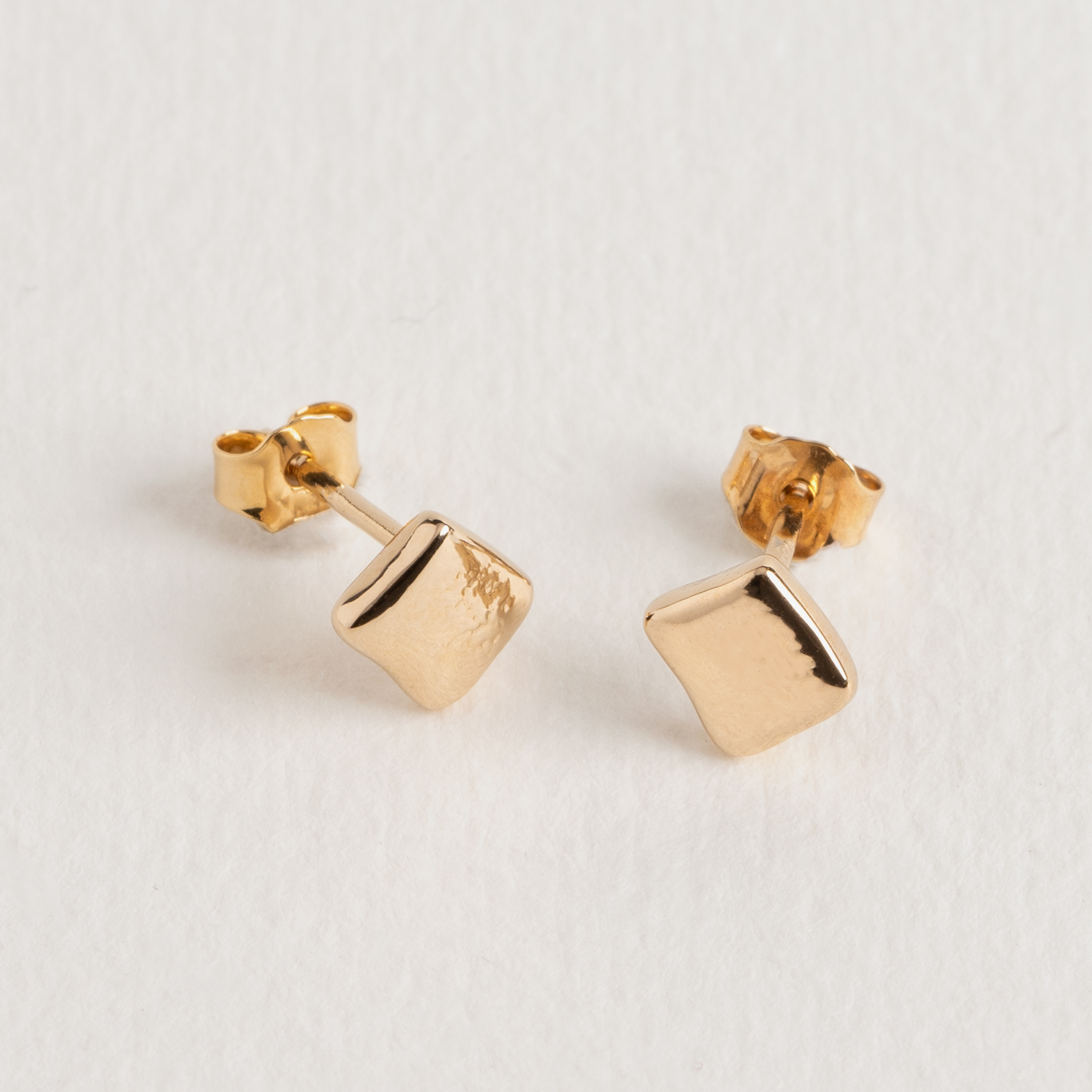 Boucles d’oreilles puces en plaqué or – Élégance minimaliste