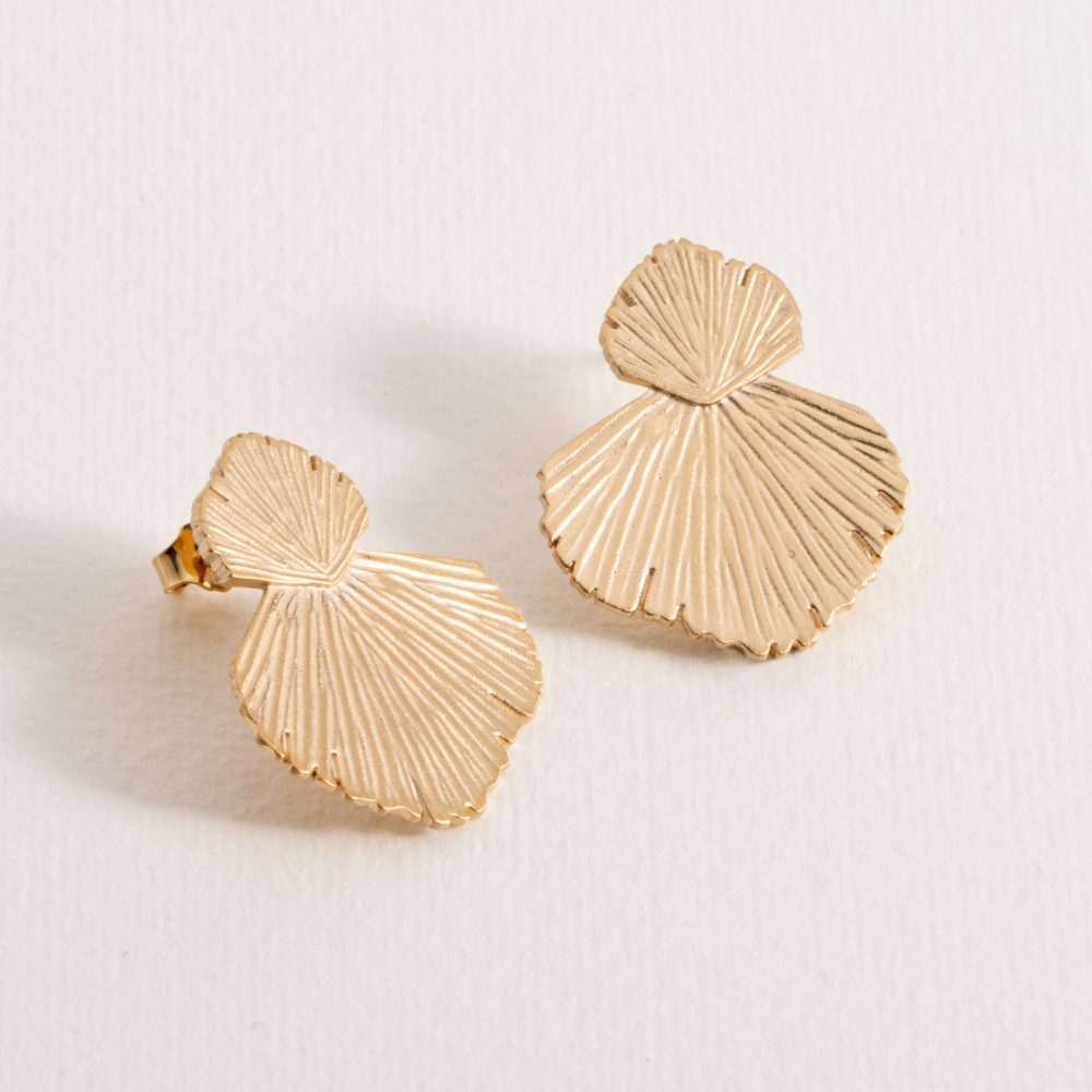 boucles-doreilles-petales-en-plaque-or-elegance-naturelle